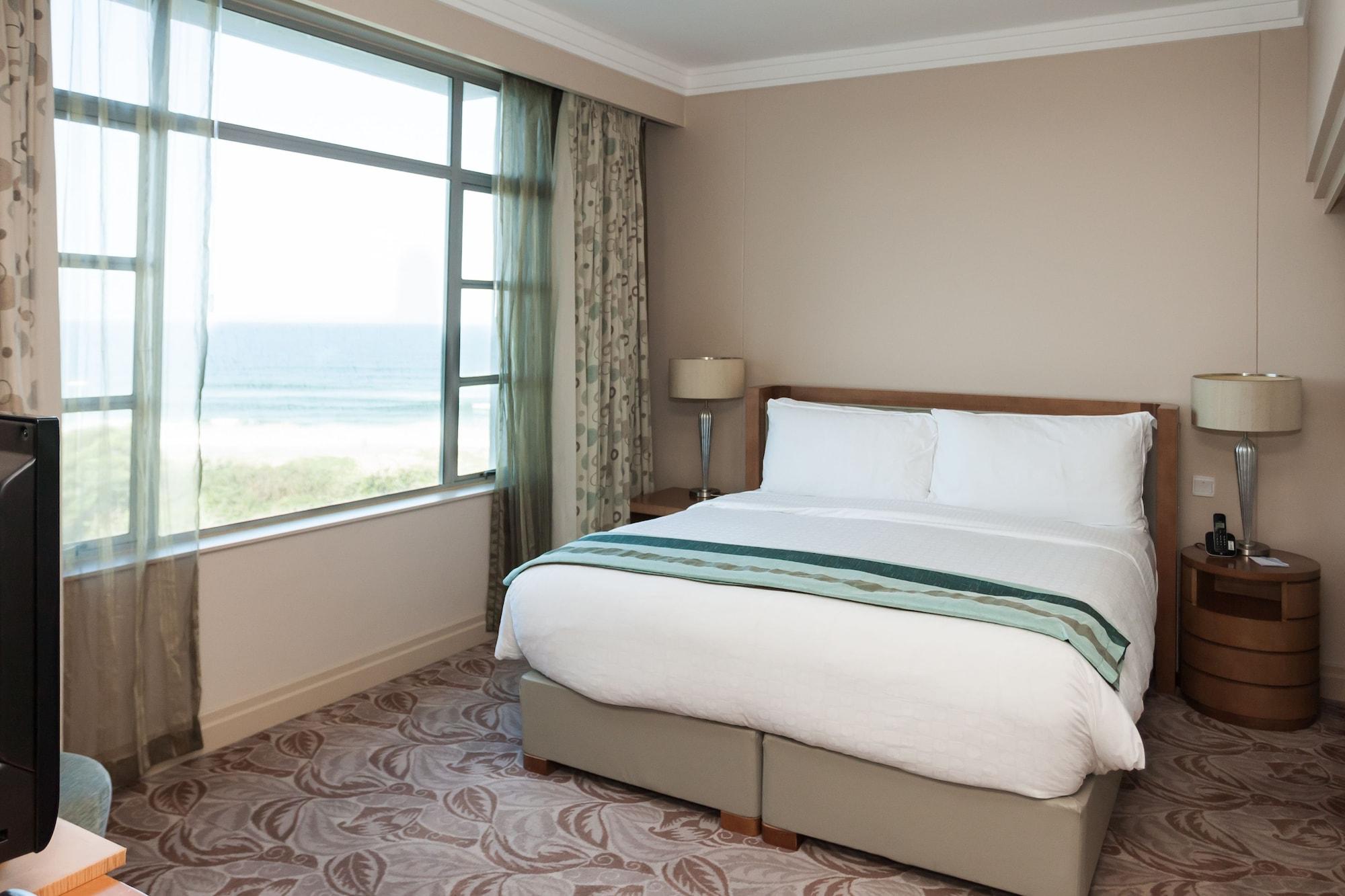 Suncoast Hotel & Towers Durban Esterno foto A bedroom at the hotel